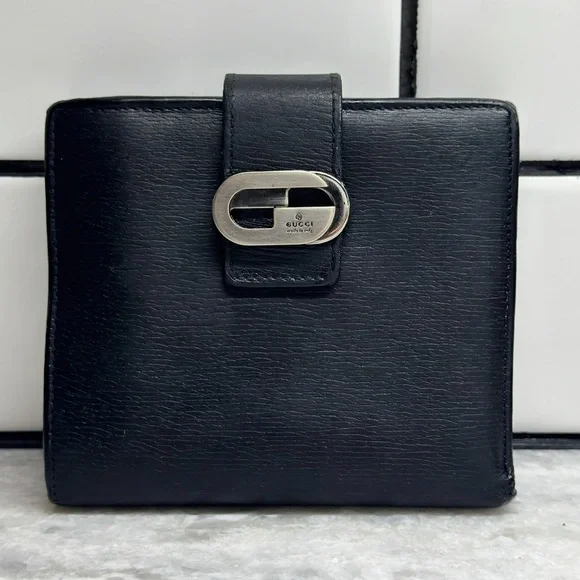 Gucci Black Leather Wallet Crossbody - Silver GG Buckle -
Silver Chain Strap - Picture 6 of 12